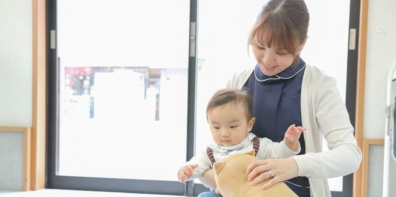 鍼灸整骨院ふぁみりぃでの赤ちゃんの面倒をみている様子